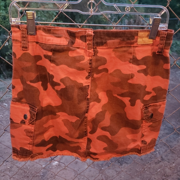 orange camo mini skirt - Picture 2 of 3